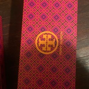 Fit:run small; order 1/2 size up